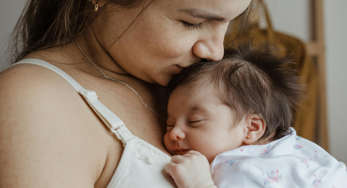 Madre con su bebé en clase de posparto, Espacio Arcadia